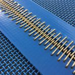 Metallic joint for mesh conveyor belts in polyester